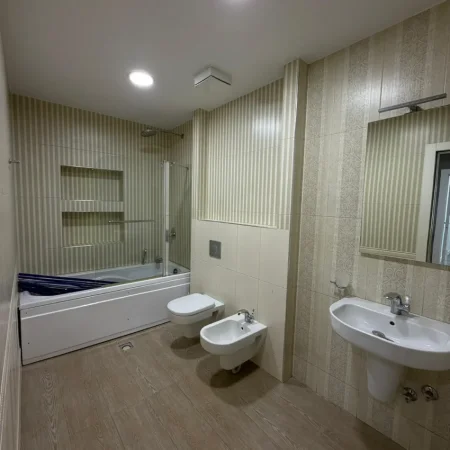 Tirane, jepet me qera zyre Kati 5, 200 m² (Rruga Kavajes)