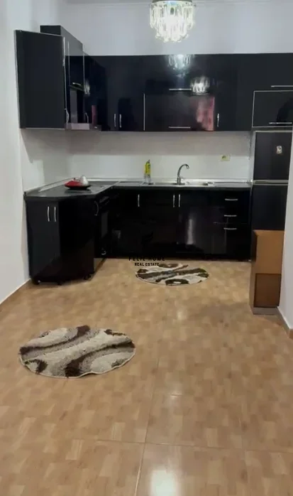 Tirane, jepet me qera apartament 1+1 Kati 7, 70 m² 400 € (YZBERISHT)