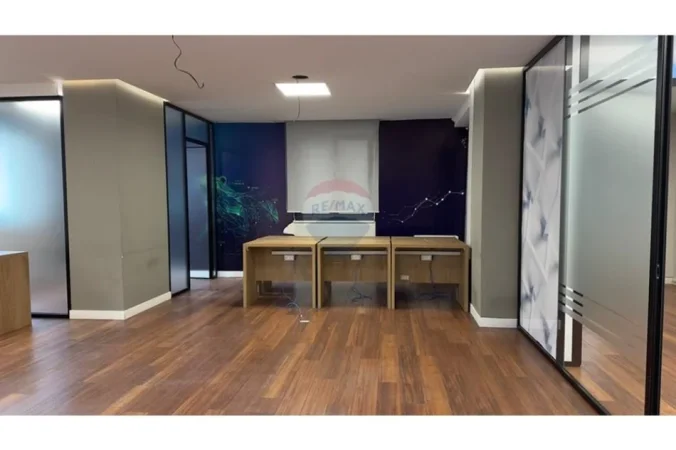 Tirane, jepet me qera ambjent biznesi Kati 3, 140 m² 2.000 € (Shallvaret)