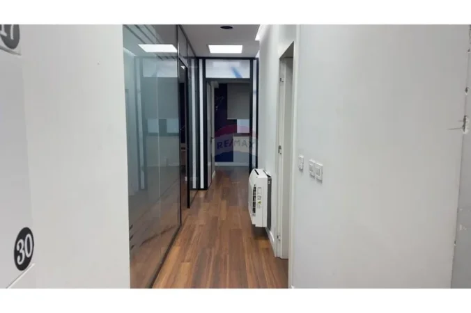 Tirane, jepet me qera ambjent biznesi Kati 3, 140 m² 2.000 € (Shallvaret)