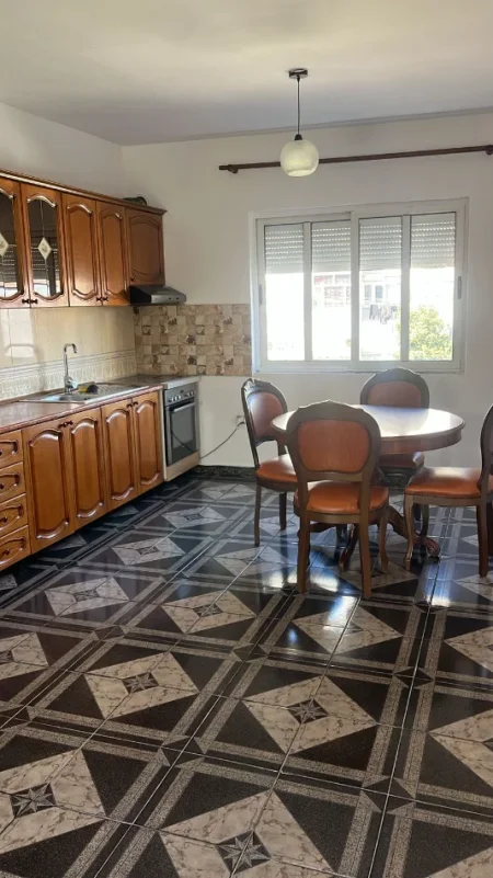 Tirane, jepet me qera apartament 2+1,Mobiluar, Kati 3, Cmimi 40.000 Lekë të Reja,në  Laprake, Tirane.