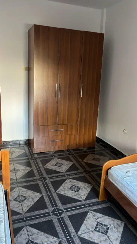 Tirane, jepet me qera apartament 2+1,Mobiluar, Kati 3, Cmimi 40.000 Lekë të Reja,në  Laprake, Tirane.