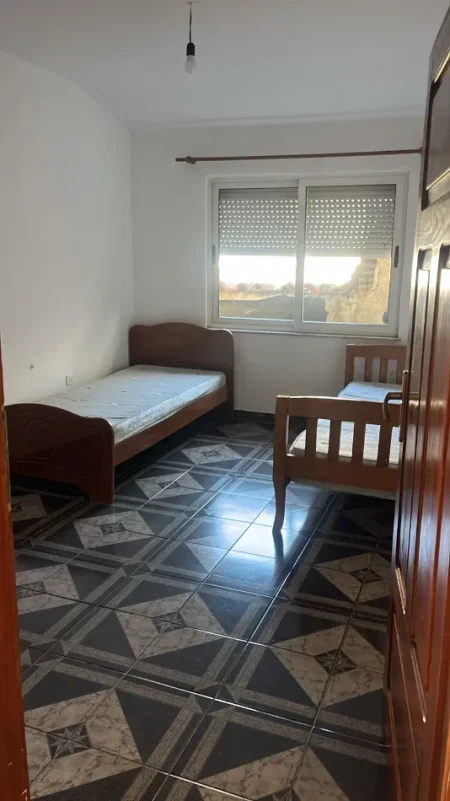 Tirane, jepet me qera apartament 2+1,Mobiluar, Kati 3, Cmimi 40.000 Lekë të Reja,në  Laprake, Tirane.
