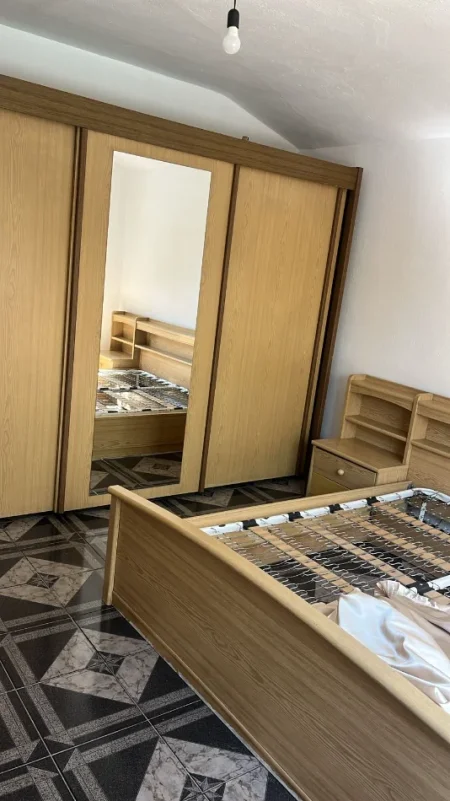 Tirane, jepet me qera apartament 2+1,Mobiluar, Kati 3, Cmimi 40.000 Lekë të Reja,në  Laprake, Tirane.