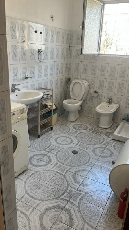 Tirane, jepet me qera apartament 2+1,Mobiluar, Kati 3, Cmimi 40.000 Lekë të Reja,në  Laprake, Tirane.