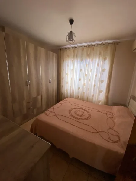 Tirane, jepet me qera Apartament 1+1 Kati 1, Mobiluar, 40.000 Leke te Reja, (Pranë Fakultetit të Mjeksisë, Rruga Dibrës, Tiranë.)