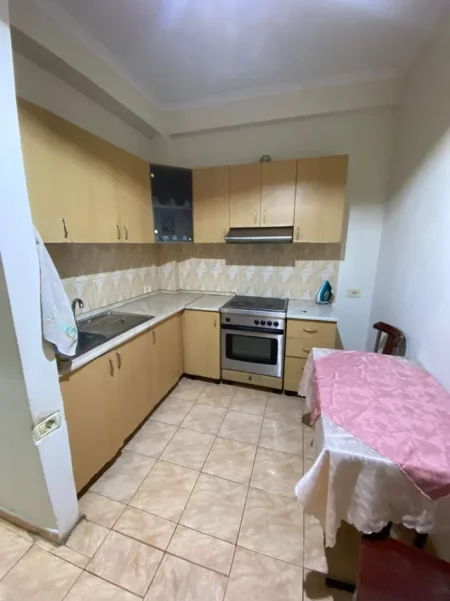 Tirane, jepet me qera Apartament 1+1 Kati 1, Mobiluar, 40.000 Leke te Reja, (Pranë Fakultetit të Mjeksisë, Rruga Dibrës, Tiranë.)