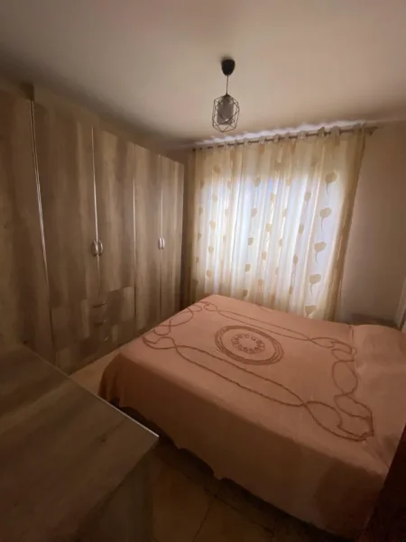 Tirane, jepet me qera Apartament 1+1 Kati 1, Mobiluar, 40.000 Leke te Reja, (Pranë Fakultetit të Mjeksisë, Rruga Dibrës, Tiranë.)