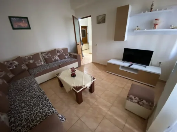 Tirane, jepet me qera Apartament 1+1 Kati 1, Mobiluar, 40.000 Leke te Reja, (Pranë Fakultetit të Mjeksisë, Rruga Dibrës, Tiranë.)