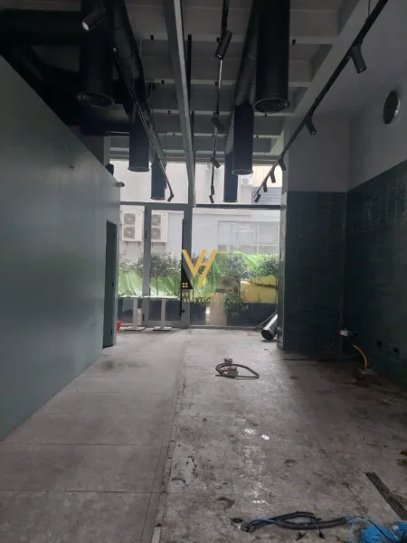 Tirane, jepet me qera dyqan Kati 0, 55 m² 900 € (KOMUNA E PARISIT)