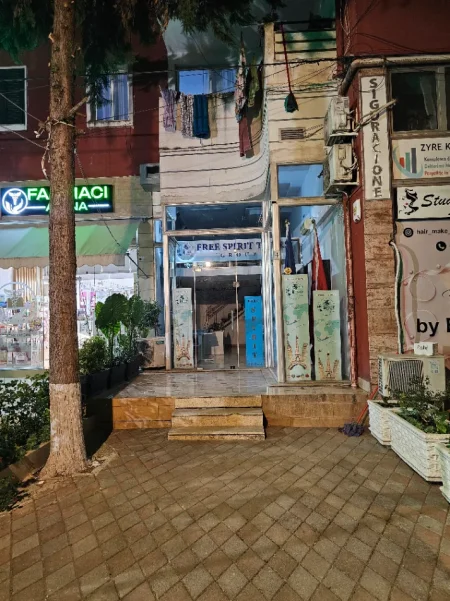 Tirane, jepet me qera ambjent biznesi Kati 0, 60 m² 420 Euro (Rruga Muzaket, Don Bosko)