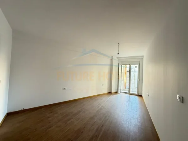 Tirane, jepet me qera zyre Kati 1, 128 m² 1.600 € (Air Albania)