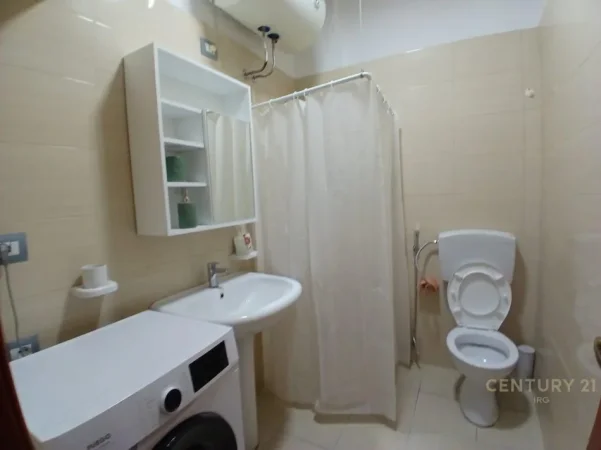 Tirane, jepet me qera apartament 2+1 Kati 5, 80 m² 650 € (Ambasada Polake)