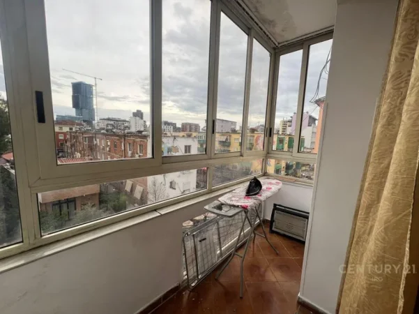 Tirane, jepet me qera apartament 2+1 Kati 5, 80 m² 650 € (Ambasada Polake)