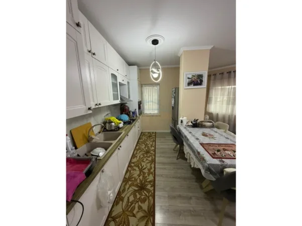 Tirane, shes apartament 2+1+Ballkon Kati 3, 118 m² 315.000 € (Liqeni i Thate)