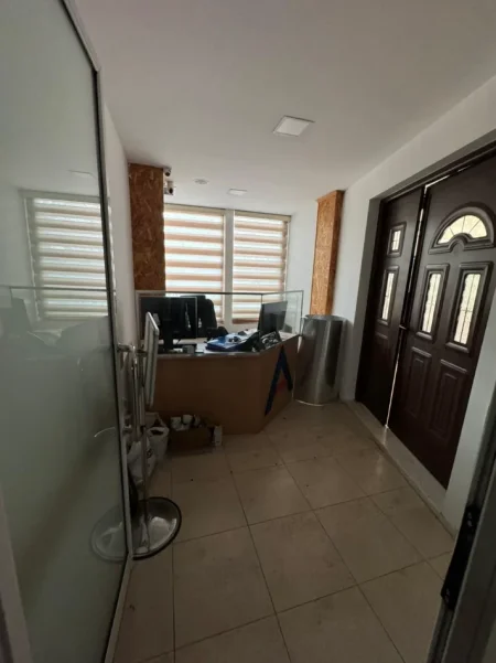 Tirane, jepet me qera zyre Kati 1, 120 m² 1.500 € (PRANE INTERSPORTIT)