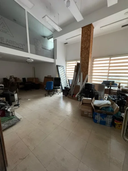 Tirane, jepet me qera zyre Kati 1, 120 m² 1.500 € (PRANE INTERSPORTIT)