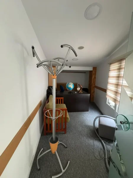 Tirane, jepet me qera zyre Kati 1, 120 m² 1.500 € (PRANE INTERSPORTIT)