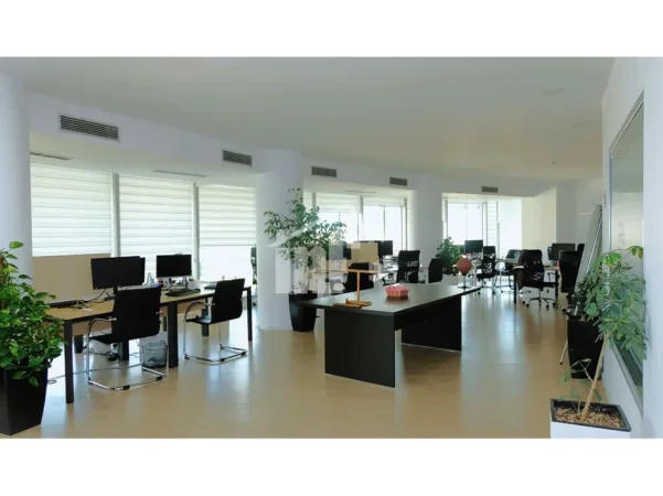 Tirane, jepet me qera zyre , 140 m² 3.400 € (BULEVARDI “BAJRAM CURRI”)