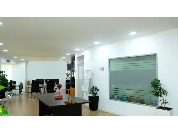 Tirane, jepet me qera zyre , 140 m² 3.400 € (BULEVARDI “BAJRAM CURRI”)