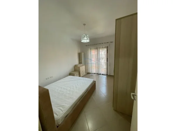 Tirane, jepet me qera apartament 1+1+Ballkon Kati 4, 74 m² 600 € (green city)