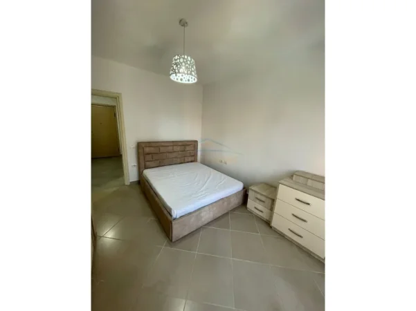 Tirane, jepet me qera apartament 1+1+Ballkon Kati 4, 74 m² 600 € (green city)