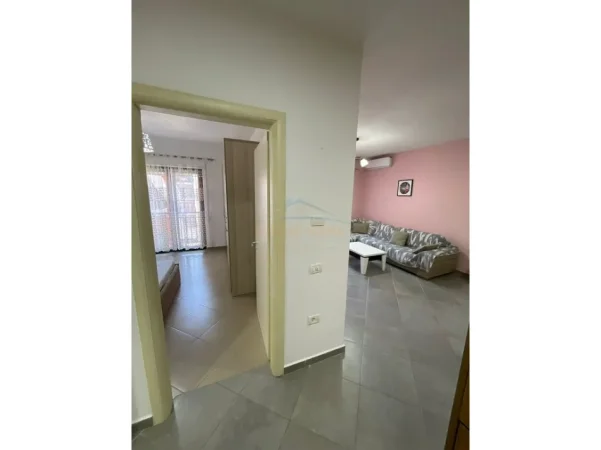 Tirane, jepet me qera apartament 1+1+Ballkon Kati 4, 74 m² 600 € (green city)