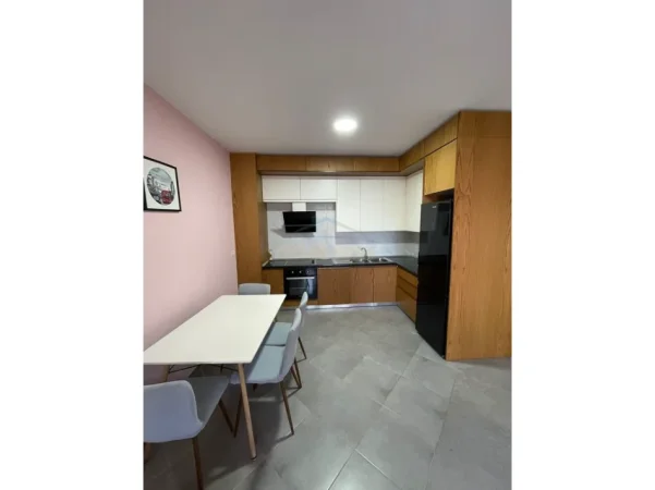 Tirane, jepet me qera apartament 1+1+Ballkon Kati 4, 74 m² 600 € (green city)