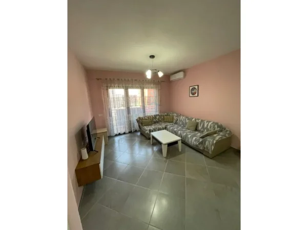 Tirane, jepet me qera apartament 1+1+Ballkon Kati 4, 74 m² 600 € (green city)