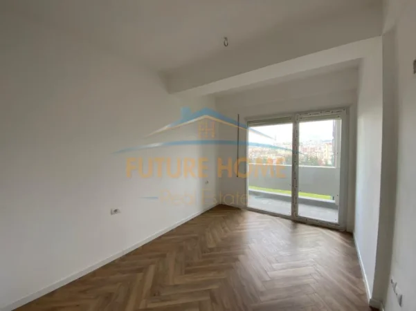 Tirane, jepet me qera zyre Kati 3, 65 m² 520 € (tek pallati me shigjeta në Kompleksin " Golden Park 3 ".)