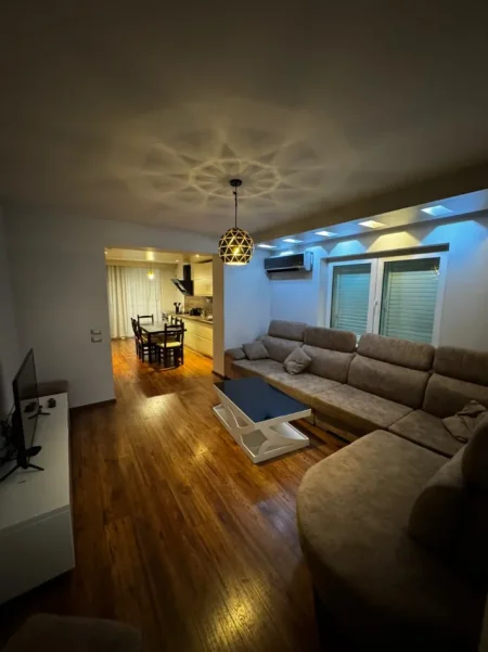 Tirane, jepet me qera apartament 2+1 Kati 2, 107 m² 1.000 € (Rruga e Kosovarve)