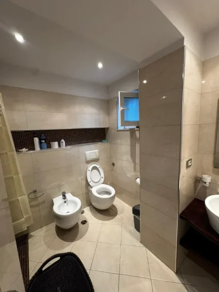 Tirane, jepet me qera apartament 2+1 Kati 2, 107 m² 1.000 € (Rruga e Kosovarve)