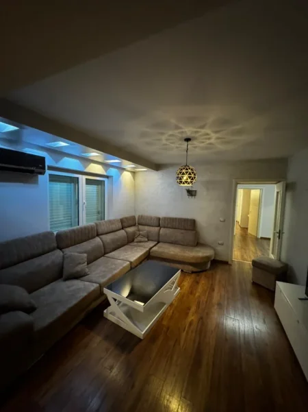 Tirane, jepet me qera apartament 2+1 Kati 2, 107 m² 1.000 € (Rruga e Kosovarve)