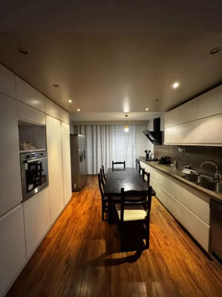 Tirane, jepet me qera apartament 2+1 Kati 2, 107 m² 1.000 € (Rruga e Kosovarve)