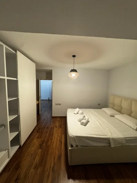 Tirane, jepet me qera apartament 2+1 Kati 2, 107 m² 1.000 € (Rruga e Kosovarve)