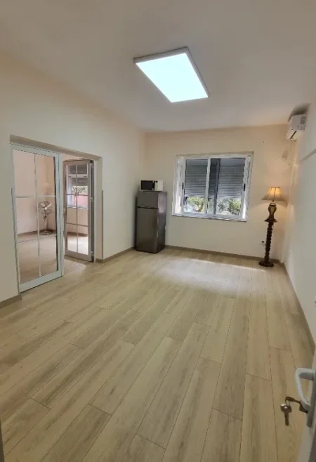 Tirane, jepet me qera ambjent biznesi Kati 2, 55 m² 850 € (Mine Peza)