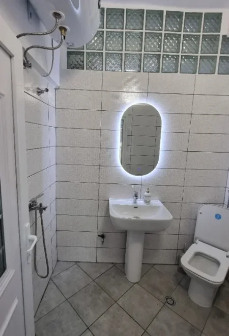 Tirane, jepet me qera ambjent biznesi Kati 2, 55 m² 850 € (Mine Peza)