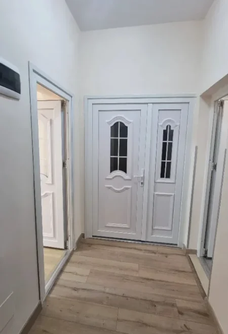 Tirane, jepet me qera ambjent biznesi Kati 2, 55 m² 850 € (Mine Peza)
