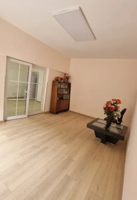 Tirane, jepet me qera ambjent biznesi Kati 2, 55 m² 850 € (Mine Peza)
