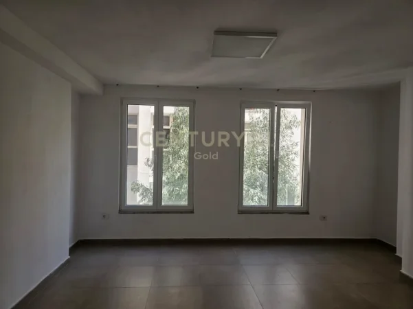 Tirane, jepet me qera zyre Kati 1, 81 m² 