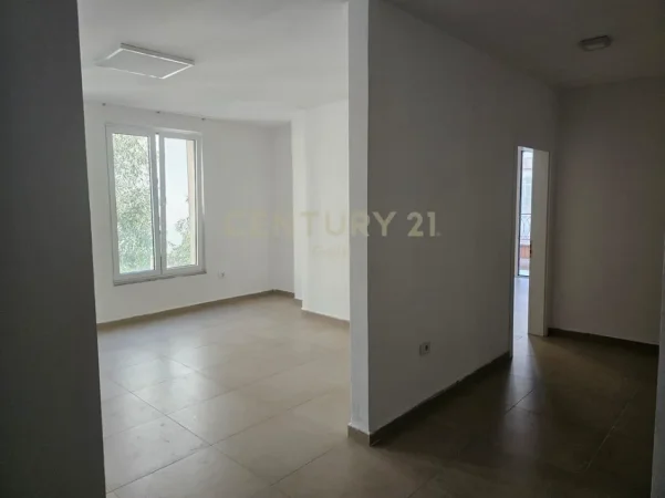 Tirane, jepet me qera zyre Kati 1, 81 m² 