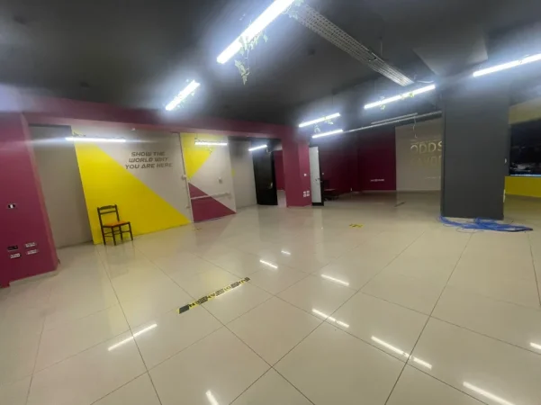 Tirane, jepet me qera ambjent biznesi Kati 5, 250 m² 2.000 € (Rruga e Dibres)