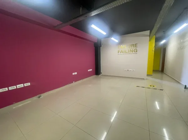 Tirane, jepet me qera ambjent biznesi Kati 5, 250 m² 2.000 € (Rruga e Dibres)