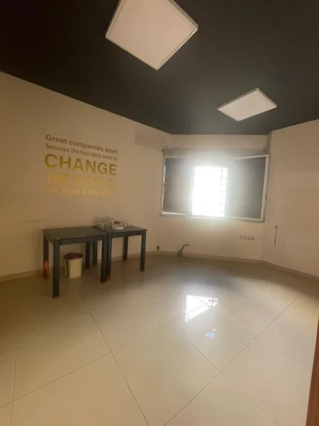 Tirane, jepet me qera ambjent biznesi Kati 5, 250 m² 2.000 € (Rruga e Dibres)