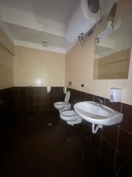 Tirane, jepet me qera ambjent biznesi Kati 5, 250 m² 2.000 € (Rruga e Dibres)