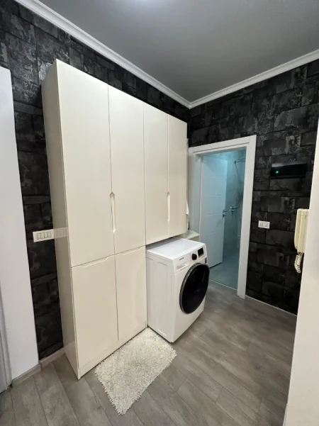 Tirane, jepet me qera apartament 1+1 Kati 3, 65 m² 500 € (Brryli)
