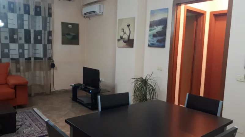 Tirane, jepet me qera apartament 1+1+Ballkon Kati 9, 75 m² 600 € (bllok)