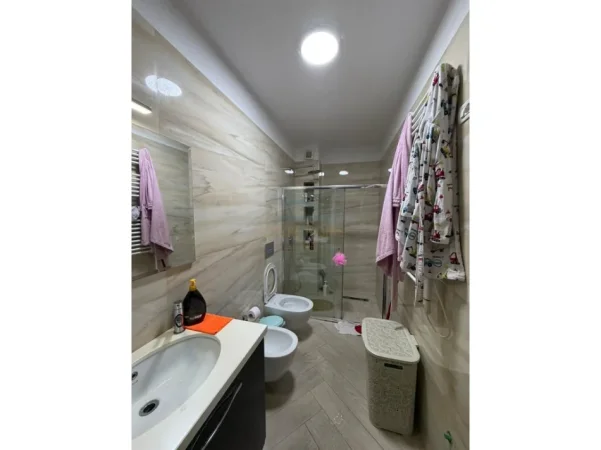 Tirane, shitet apartament 2+1 Kati 3, 117 m² 315.000 € (Apartament 2+1+2, Liqeni i Thatë,Tiranë)