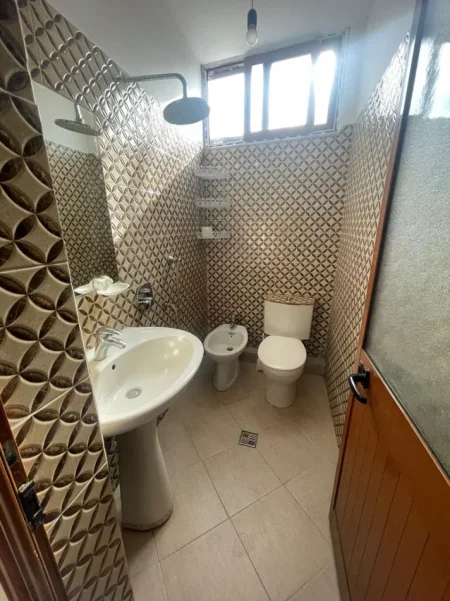 Tirane, jepet me qera apartament 1+1 Kati 0, 60 m² 350 € (rruga Jashar Erebara)