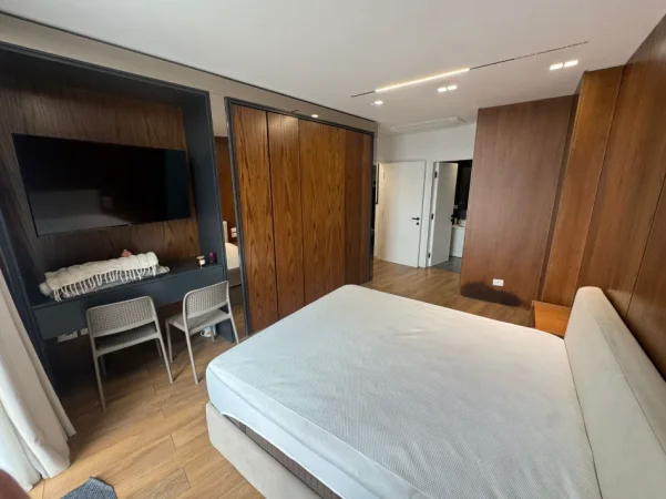 Tirane, jepet me qera apartament 2+1 Kati 8, 126 m² 1.800 € (Rruga e Kosovarve)